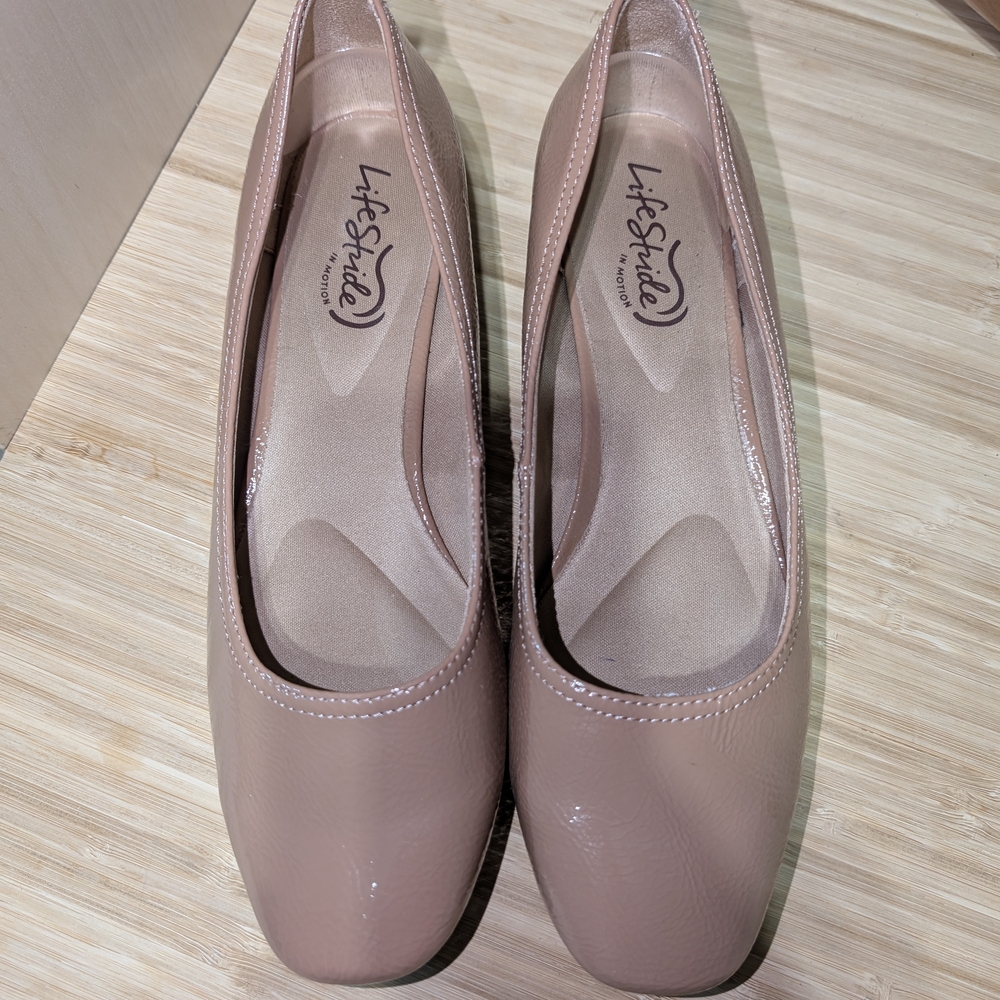 Life Stride Women's Tan Pumps